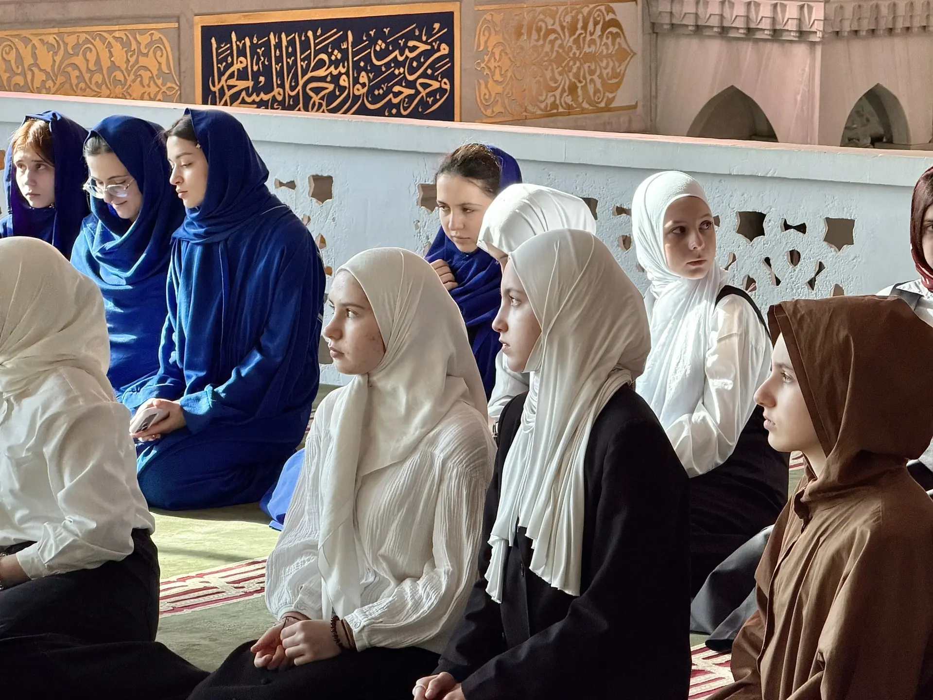 Диалог культур с юных лет: школьники Махачкалы посетили центральную Джума-мечеть и Свято-Успенский кафедральный собор дагестанской столицы